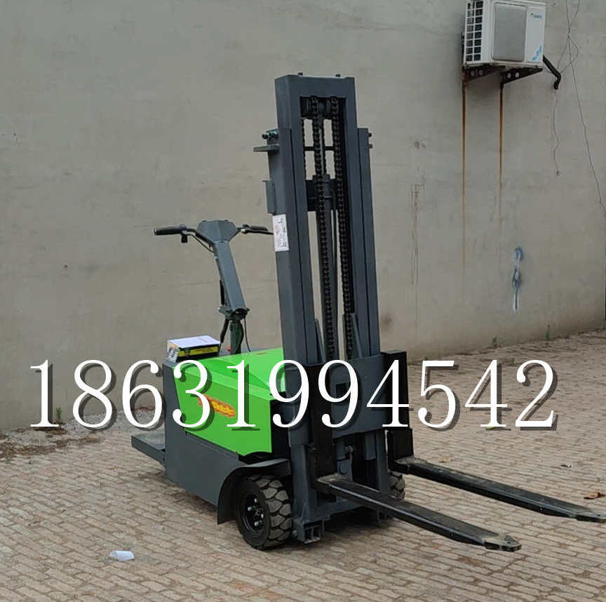 合浦县优程全电动叉车插腿式堆高车液压装卸车1.5吨升高小型站驾式铲车
